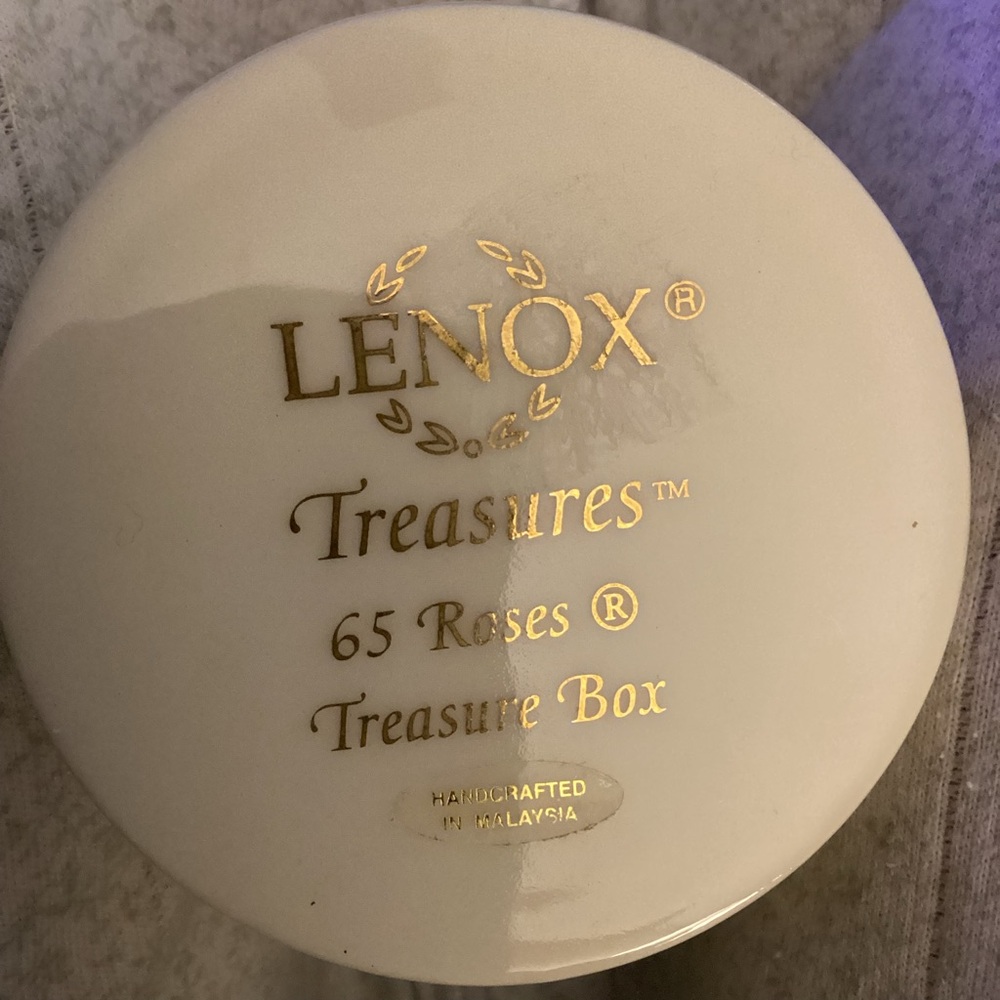 Lenox 65 Roses Hinged Trinket Box - Picture 9 of 9
